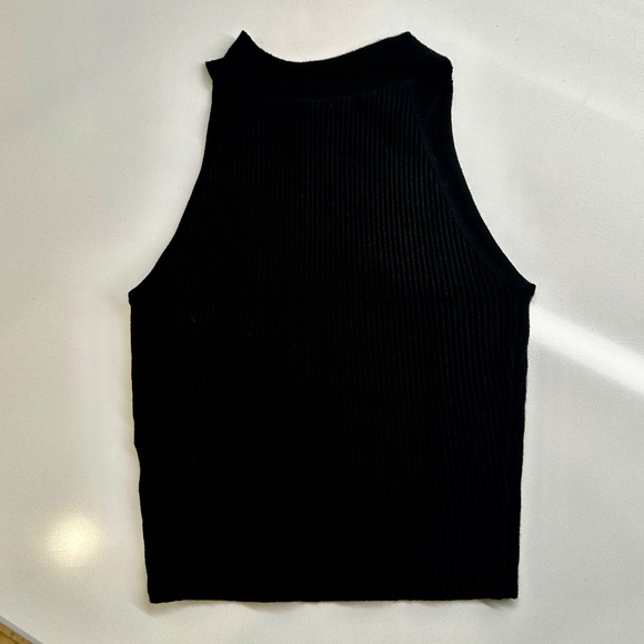 House of Harlow 1960 Tops - House of Harlow 1960 Black Ribbed Sleeveless Crop top